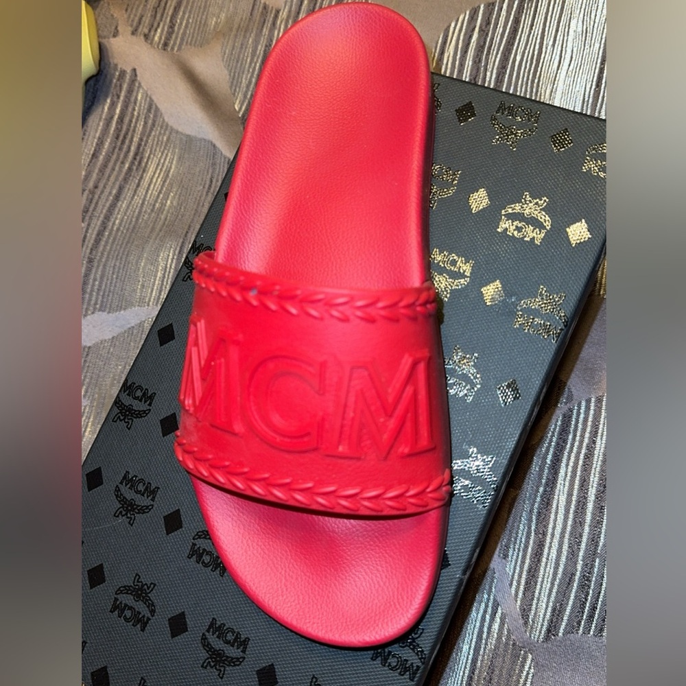 Mcm slides women